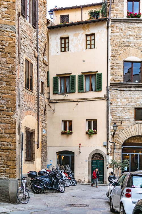 Italy House in Small Courtyard
